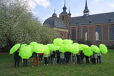 BRH-Seniorinnen werben mit deutlich sichtbaren Regenschirmen fr sichere Mobilitt im Alter 